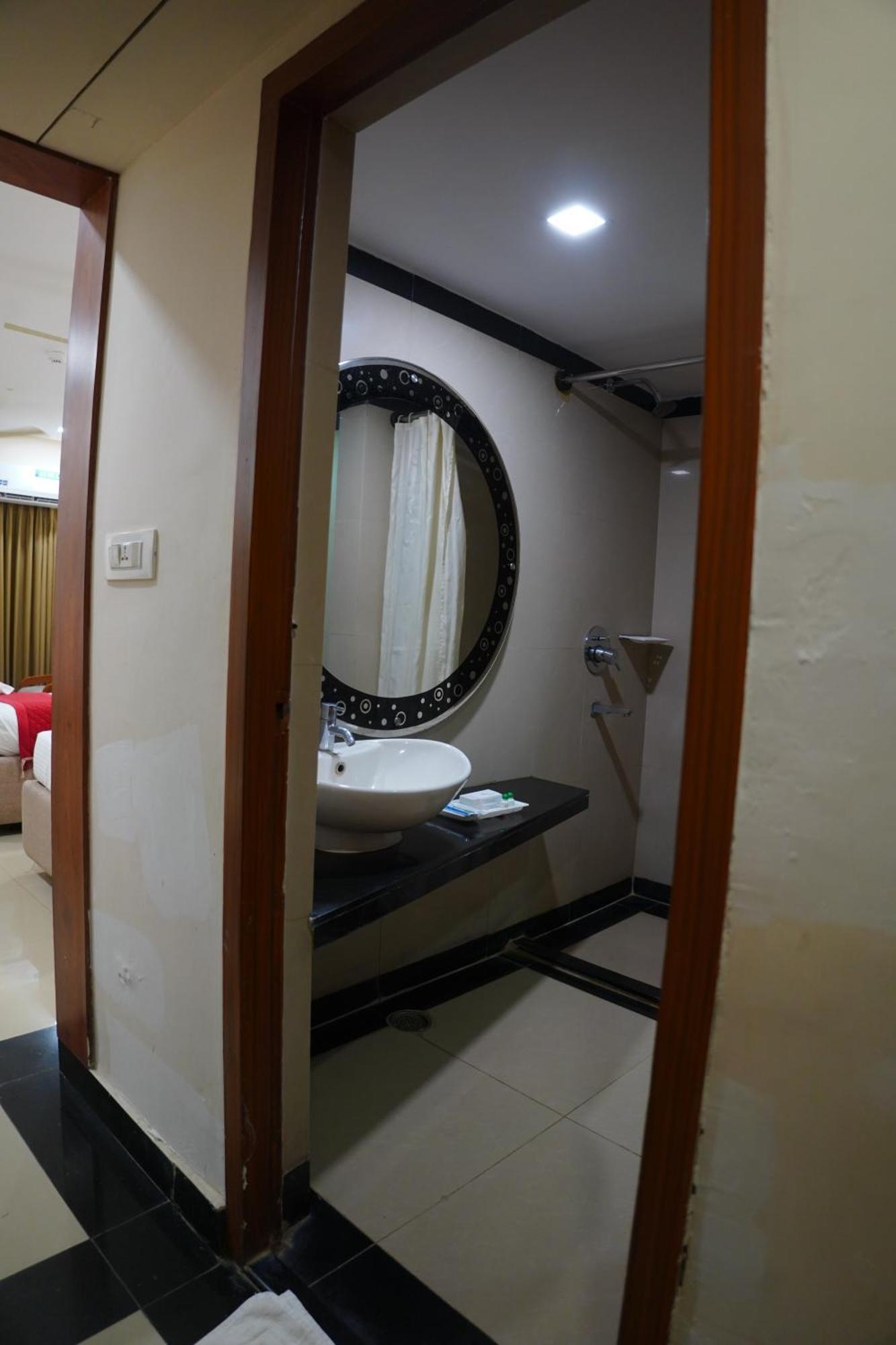 Hotel Grand Nagarjuna By Konark Hotels Гунтур Екстер'єр фото